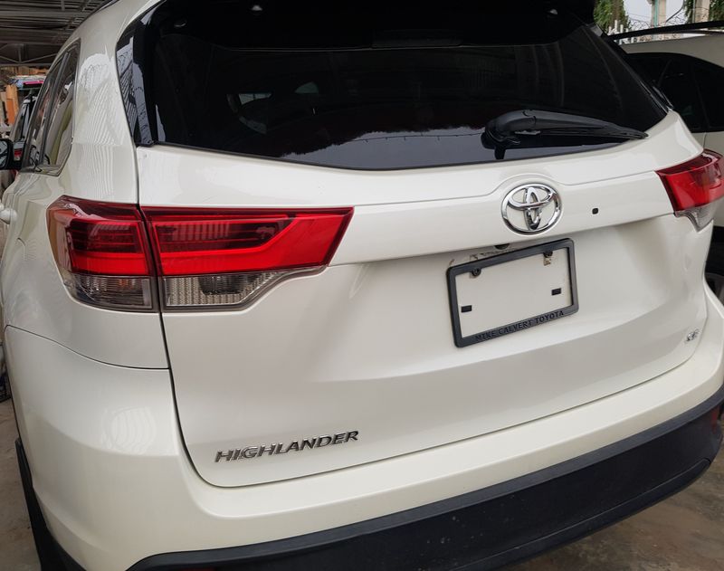 Thumbnail 3 of 2017 Toyota Highlander SE
